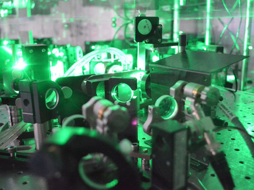 Laser auf einem Labortisch, bestehend aus vielen optischen Komponenten.